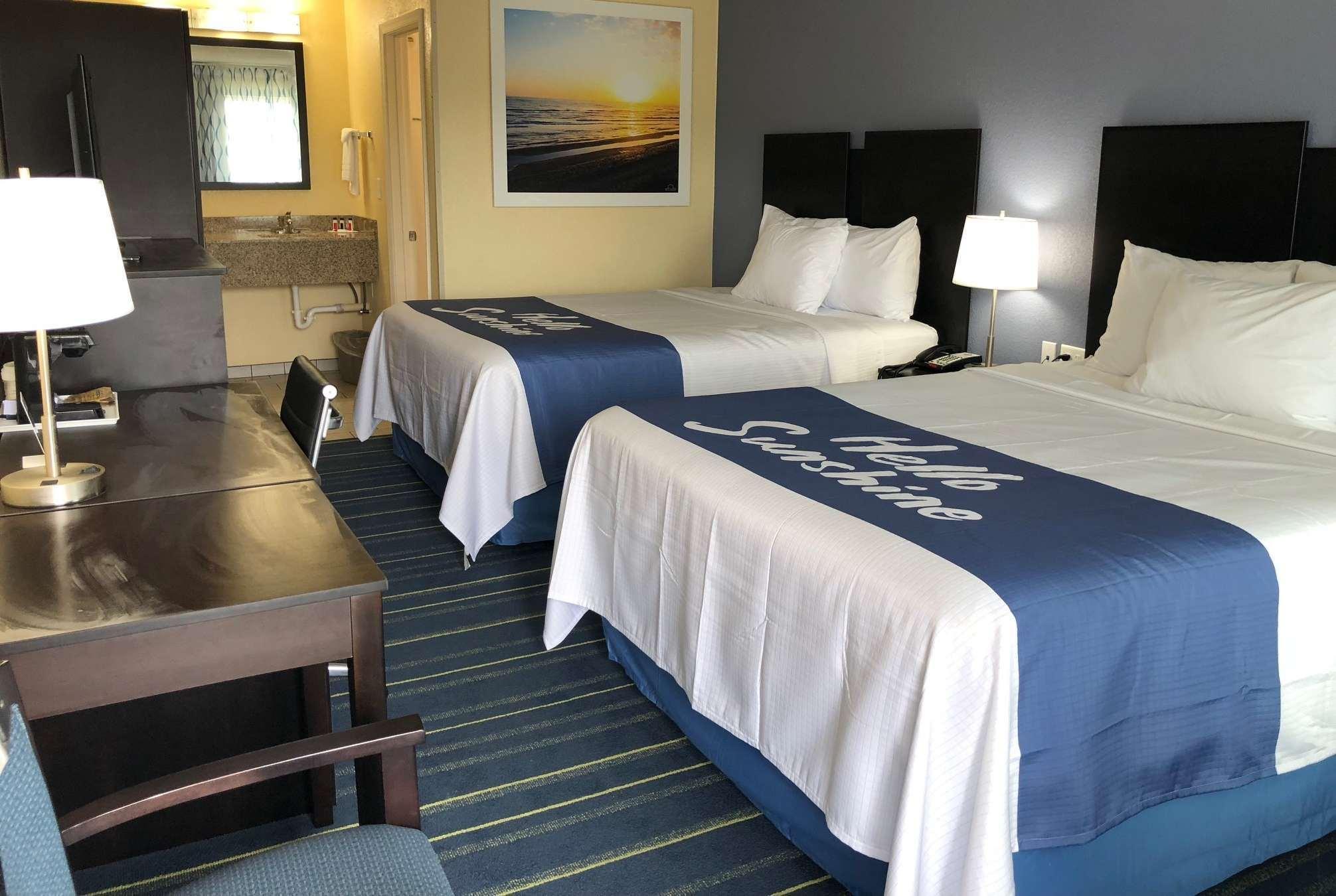 Days Inn By Wyndham Charles Town Exteriör bild