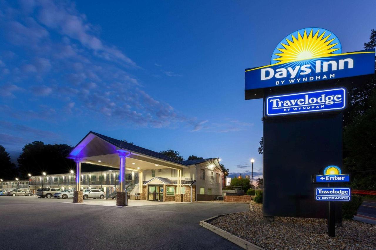 Days Inn By Wyndham Charles Town Exteriör bild