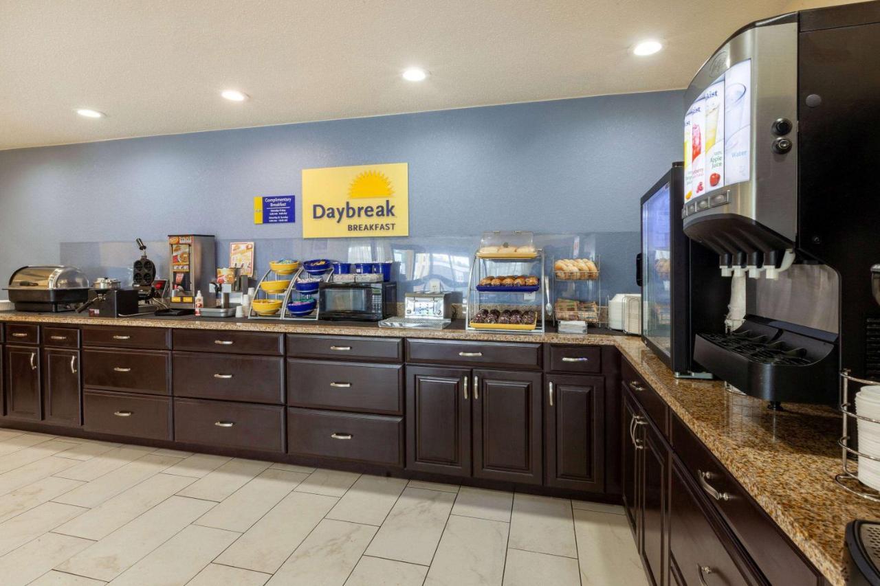 Days Inn By Wyndham Charles Town Exteriör bild