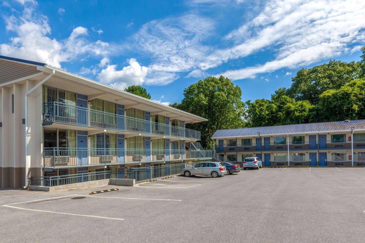 Days Inn By Wyndham Charles Town Exteriör bild