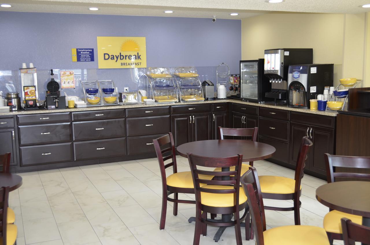 Days Inn By Wyndham Charles Town Exteriör bild